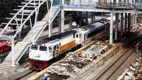 Kereta melintas di Stasiun Buaran yang sedang dibangun.