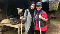 Selain untuk syuting, Bella juga menyempatkan waktu untuk berkeliling kawasan Suku Baduy. (laudyacynthiabella/Instagram)