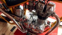 Mesin Royal Enfield kemudian dipasang di frame yang baru itu.