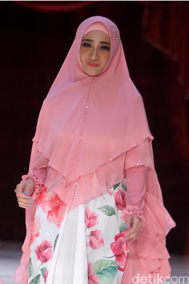 Nia Paramitha mulai dikenal masyarakat luas setelah merilis lagu Datanglah Kasih pada 1995 silam. Setelah namanya melambung Nia Paramitha mulai terjun ke dunia seni peran. Dia membintangi sinetron berjudul Lupus dan berperan sebagai Lulu. Foto: Mohammad Abduh/Wolipop