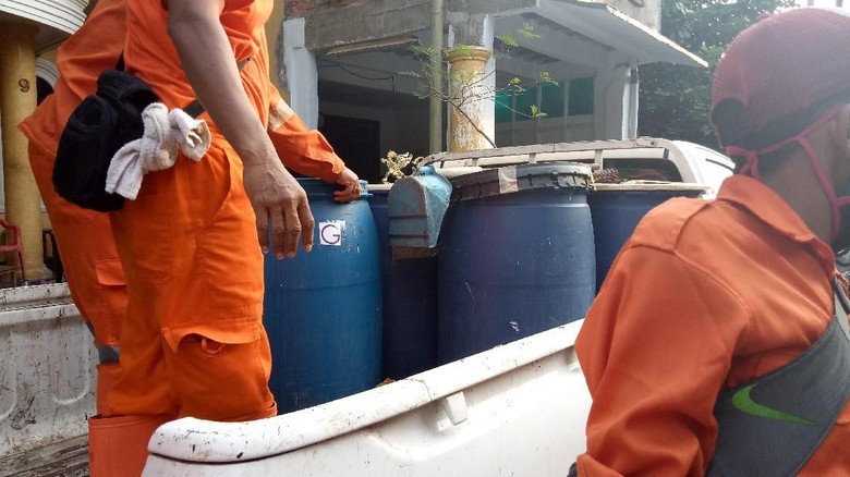 Pabrik Miras Ciu di Gambir Berkedok Jualan Minyak Urut Pabrik Miras Ciu di Gambir Berkedok Jualan Minyak Urut