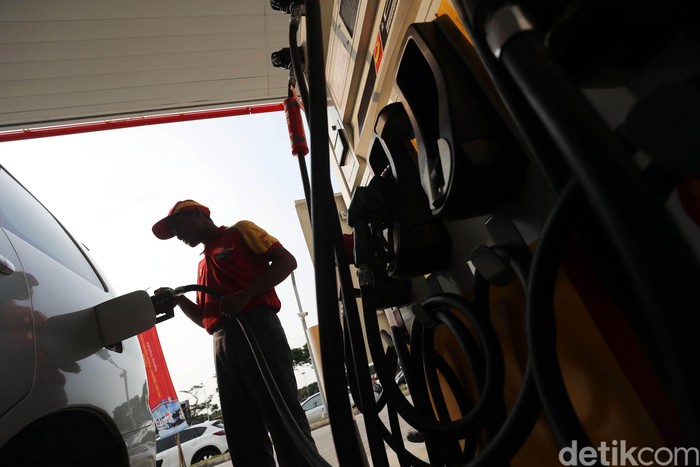 Komisaris Utama  PT Sigma Niaga Gas Kamaluddin Hasyim,  Executive Vice President Retail Shell István Kapitány dan Perwakilan Otoritas Bandara Wilayah I Marthinus Hutasoit secara simbolis melakukan pengisian bahan bakar Shell ke salah satu kendaraan di SPBU Shell di kawasan bisnis Soewarna Bandara Internasional Soekarno Hatta, Tanggerang, Kamis (19/4/2018). SPBU Shell di Kawasan Bisnis Soewarna, Bandara Internasional Soekarno Hatta, Tangerang resmi beroperasi untuk memenuhi kebutuhan bahan bakar berkualitas di salah satu gerbang perekonomian di Indonesia. Grandyos Zafna/detikcom

-. SPBU Shell di kawasan bandara Soekarno Hatta ini diresmikan untuk menjawan=b kebutuhan dan memberikan kemudahan akses bagi para pelanggan untuk mengisi bahan bakar.

-.