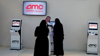 Suasana pembelian tiket bioskop (Foto: Dok. REUTERS/Faisal Al Nasser)