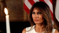 Gaya Melania saat makan malam. 