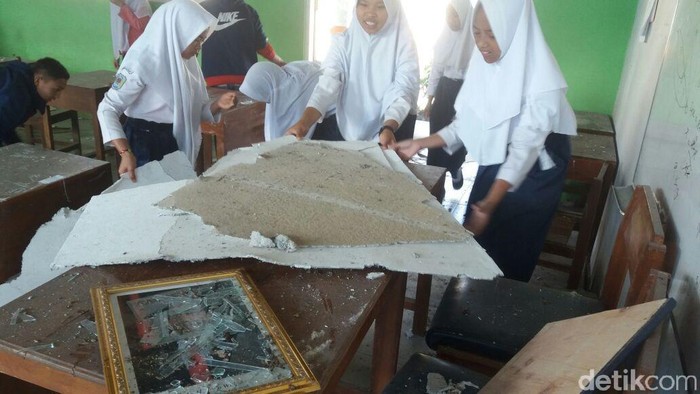 Saat Para Siswa Kerjabakti di Sekolahnya yang Rusak karena Gempa