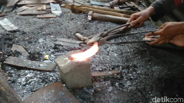 Besi baja ditempa dibuat jadi alat pertanian