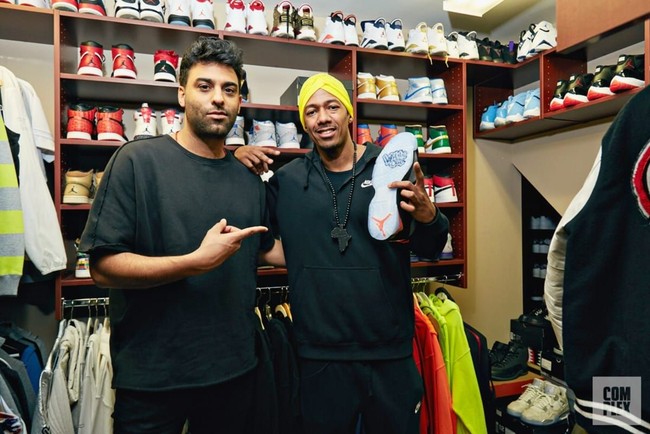 Kepada pembawa acara dari Majalah Complex, Joe La Puma, Nick Cannon memamerkan salah satu koleksinya yang paling bernilai yaitu sepasang sepatu Nike Air Jordan VII yang dibuat khusus dengan logo acara Wild N’Out, di mana Nick menjadi produser sekaligus presenter program MTV tersebut. Foto: Dok. Complex, Getty Images