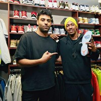 Kepada pembawa acara dari Majalah Complex, Joe La Puma, Nick Cannon memamerkan salah satu koleksinya yang paling bernilai yaitu sepasang sepatu Nike Air Jordan VII yang dibuat khusus dengan logo acara Wild N’Out, di mana Nick menjadi produser sekaligus presenter program MTV tersebut. Foto: Dok. Complex, Getty Images