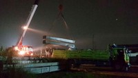 Sehari setelah ambrolnya jembatan, Ditjen Bina Marga Kementerian PUPR, tim Pusjatan Balitbang PUPR dan ahli jembatan dari Institut Teknologi Surabaya (ITS)  langsung ke lokasi untuk melakukan evaluasi mendalam penyebab runtuhnya jembatan. Istimewa/Kementerian PUPR.