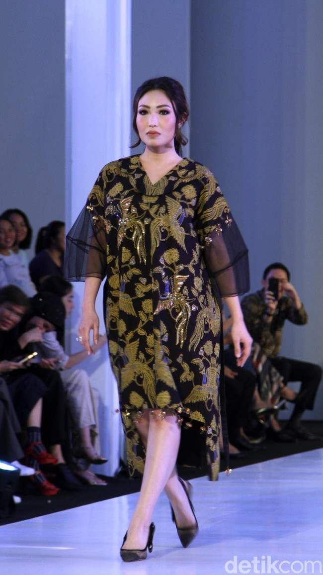 Fashion show Mel Ahyar yang berkolaborasi dengan Iwan Tirta Private yang mengangkat tema ER-LUM di Fashion Nation 2018, Senayan City, Jakarta, Rabu [18/4/2018]. [Foto: Mohammad Abduh/Wolipop]