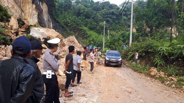 Longsor Timbun Jalan Lintas Riau-Sumbar