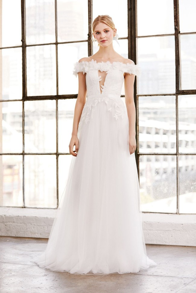 Aplikasi embroidery dan aksen key hole menjadikan gaun off the shoulder rancangan Tadashi Shoji tampil modern. Foto: Dok. Tadashi Shoji