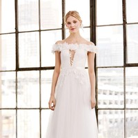 Aplikasi embroidery dan aksen key hole menjadikan gaun off the shoulder rancangan Tadashi Shoji tampil modern. Foto: Dok. Tadashi Shoji