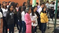 Nenek yang biasa dipanggil Dona Lupita ini disambut tepuk tangan meriah teman-teman satu sekolahnya. Palacios memakai seragam sekolahnya yang terdiri atas polo shirt warna putih dengan rok warna hitam, yang ditambahkannya dengan sweater merah muda. Foto: Cortesia via eluniversal.com.mx