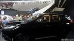 Gaya Jokowi Pakai Jaket Jins Viralnya Saat Buka IIMS