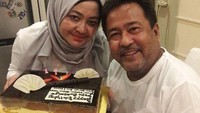 Terimakasih istri , keluarga dan sahabat semuanye.. untuk doa & dukungannye, kasih sayangnye semuanye deh.. alhamdulillah, masih banyak yg sayang sama ane ye.. makasih yee selali lagi, ane jd terharu, hehe, tulis Rano Karno dalam unggahan fotonya di akun Instagramnya. Foto: Instagram @si.rano
