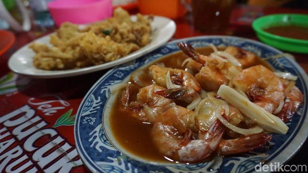 Udang dan cumi goreng (Shinta/detikTravel)