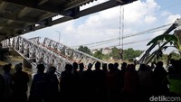 Evakuasi disaksikan warga sekitar dan pengguna jalan. (Foto: Ainur Rofiq/detikcom)