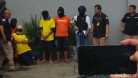 Sewaktu Wakapolri Komjen Syafruddin memulai rilis di hadapan awak media, tiba-tiba dari arah belakang ada satu tersangka terjatuh. Teryata Hamciak Manik pingsan. (Foto: Dony Indra Ramadhan/detikcom).