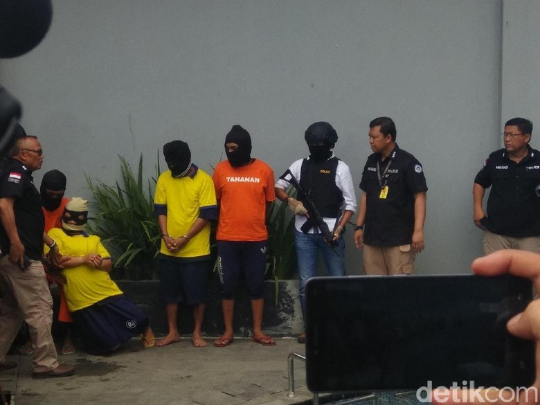 Dipamerkan Polisi di Depan Media, Istri Big Bos Miras Maut Pingsan Dipamerkan Polisi di Depan Media, Istri Big Bos Miras Maut Pingsan