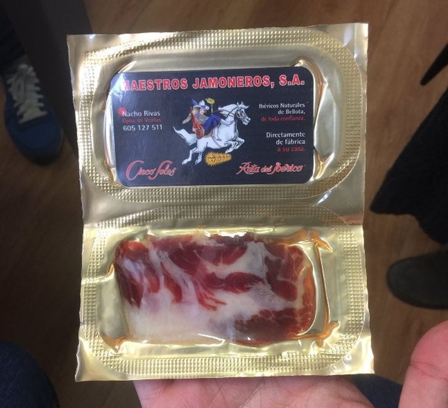 Ingin memberi kartu nama sekaligus memberi sogokan makanan ringan? Bentuknya yang seperti ini mungkin bisa menginspirasi. Foto: taxioviedoRixar/imgur  