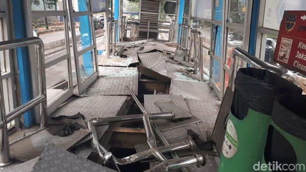 Halte TransJ Simprug, Kebayoran Lama, Jaksel, rusak dihantam truk, Kamis (19/4/2018). Foto: Audrey Santoso/detikcom