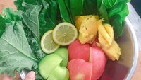 Tubuhnya langsing dan ideal, ternyata Jenahara punya ritual rutin setiap pagi. Ia selalu menikmati segelas smoothie sayuran dan buah segar. Ini salah satu racikannya. Foto: instagram @jenaharanasution