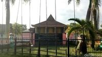 Rumah Limas memang dibuat berjenjang dengan beberapa kamar, ini bukan untuk membedakan kasta si penghuni rumah. Jenjang pertama terdapat dinding yang juga dapat dijadikan plafon jika sedang ada acara keluarga pada masa itu. (Raja Adil Siregar/detikTravel)