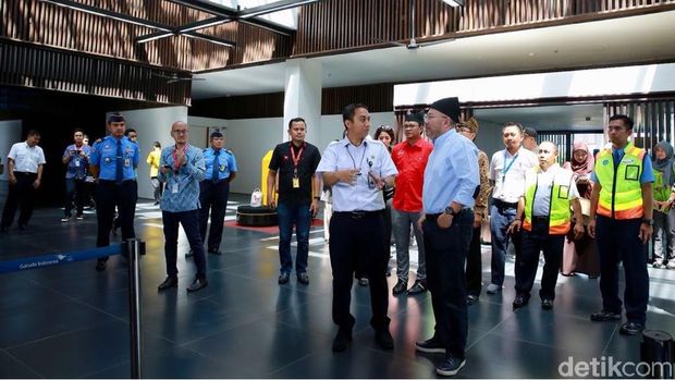 Kunjungan Datuk Kamarudin ke Bandara Blimbingsari (Ardian/detikTravel)