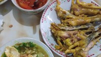 Merepost Instagram sang istri, Rano Karno terlihat sedang menyantap soto dan ceker yang gurih mantap! Foto: Instagram @si.rano