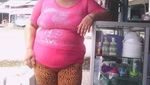 Kocak! 10 Pose Bude Sumiyati Si Bidadari Khayangan di Depan Warung Kelontong