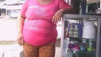 Kira-kira Bude Sumiyati mau jualan apa gimana nih? Pakai legging motif macan, ia menulis, Jaman sekarang semua serba susah, jatuh cinta jadi tak semudah dulu lagi. Asik deh Bude! Foto: Instagram budesumiyati