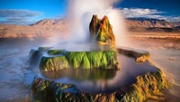 Karena penutupan sumur yang tidak sempurna, lama kelamaan mineral yang berada di dalam sumur menumpuk dan membentuk gundukan. Kemudia geyser ini memancarkan air  mencapai 1,5 meter. (_life_house_/Instagram)