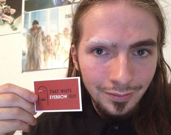 Pria ini punya ciri khas alis yang beruban. Agar mudah diingat rekan bisnis, ia pun menulis deskripsi bahkan menggambar dirinya di kartu nama. Foto: SargoDarya/reddit  