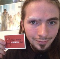 Pria ini punya ciri khas alis yang beruban. Agar mudah diingat rekan bisnis, ia pun menulis deskripsi bahkan menggambar dirinya di kartu nama. Foto: SargoDarya/reddit  