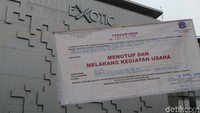 Foto: Diskotek Exotic resmi ditutup Pemprov DKI Jakarta. Satpol PP telah menyegel diskotek itu dengan memasang garis kuning dan banner penutupan. (Fotografer: Noval Dwinuari Anthony/ detikcom)