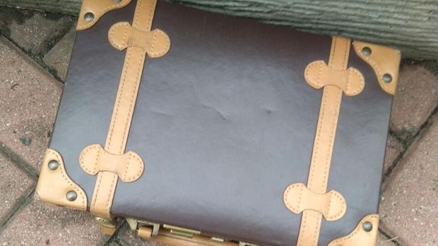 Ini bentuk koper yang mencurigakan itu