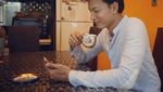 Begini Gaya Kalem Fedi Nuril Ketika Makan Bersama Istri dan Keluarga