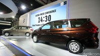 All New Ertiga terbaru yang tengah dipajang di IIMS 2018, Suzuki menawarkan berbagai kelebihan pada All New Ertiga. Mulai dari desain eksterior baru yang menampilkan bagian depan lebih tinggi dan lebar, garis bahu yang dinamis, lekukan yang lebih dalam, bodi yang aerodinamis, dan aksen krom yang halus. Rengga Sancaya.