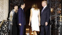 Donald Trump, Melania, Abe dan Istrinya memasuki ruang jamuan makan malam. 