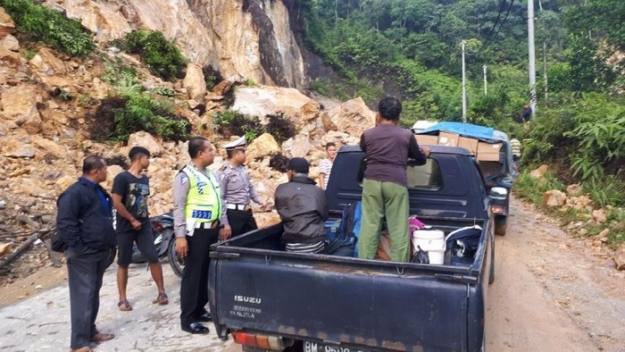 Longsor Timbun Jalan Lintas Riau-Sumbar