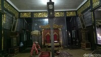 Artinya ada keluarga besar yang tinggal disini. Terlihat dari jumlah kamar dan jenjang, kalau tamu datang ramai maka dinding akan diangkat jadi palfon. (Raja Adil Siregar/detikTravel)