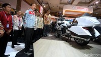 Presiden Jokowi didampingi Menteri Perindustrian Airlangga Hartarto, Presdir PT Astra International Tbk Prijono Sugiarto, Presdir AHM Toshiyuki Inuma, dan Executive Vice Presdir AHM Johannes Loman melihat-lihat motor hybrid pertama yang diproduksi PT Astra Honda Motor.