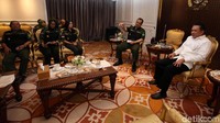 Ketua Umum Hipakad Hariara Tambunan memberikan penjelasan terkait kedatangannya kepada Bambang Soesatyo.