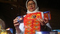Petugas BPOM Semarang menunjukkan barang bukti jamu ilegal di lokasi penggerebekan.