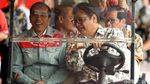 Gaya Jokowi Pakai Jaket Jins Viralnya Saat Buka IIMS