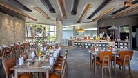 Suasana ruang makan di Wyndham Tamansari Jivva Resort Bali yang berkonsep terbuka namun mewah (dok Wyndham Tamansari Jivva Resort Bali)