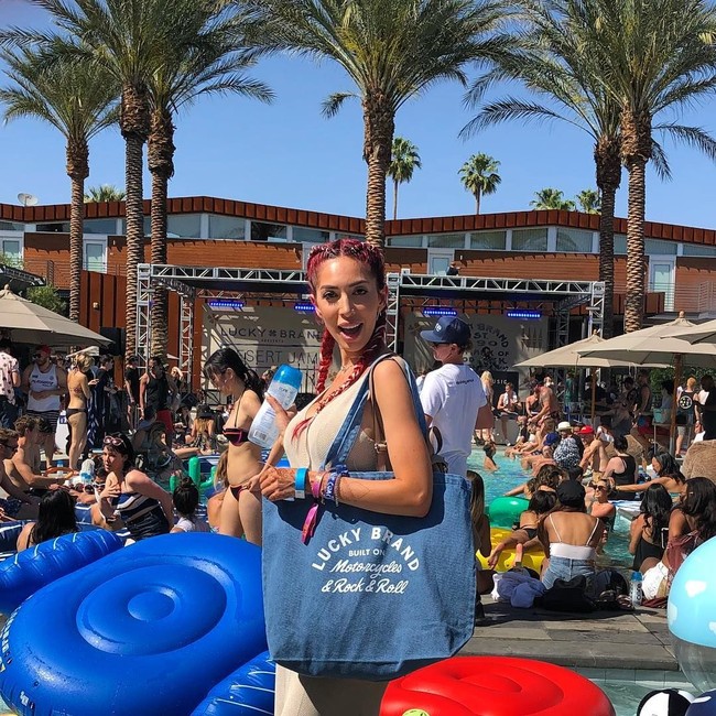 Biaya tersebut tentu saja tak sedikit. Namun dari membintangi reality TV sejak remaja dan perilisan bukunya, Farrah menjadi miliuner.  Foto: dok. Instagram