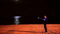Ini adalah fotonya saat berada di pantai Barcelona, Spanyol. (actorleeminho/Instagram)