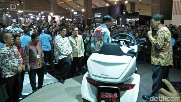 Joko Widodo saat melihat Honda Gold Wing